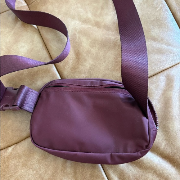 Lululemon Everywhere Belt Bag - Picture 4 of 6